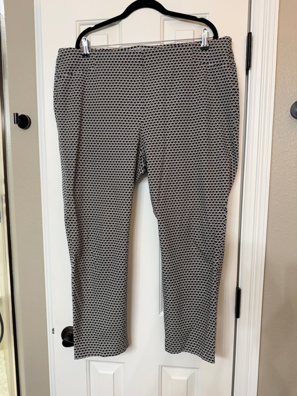 Chicos So Slimming Black & White Patterned Women’s pull on Dress Pants